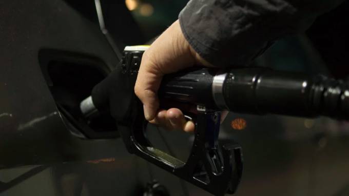 На петербургской бирже упали цены на бензин