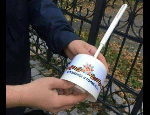 Сортирная провокация у посольства России в Праге — укронаци требуют унитазы