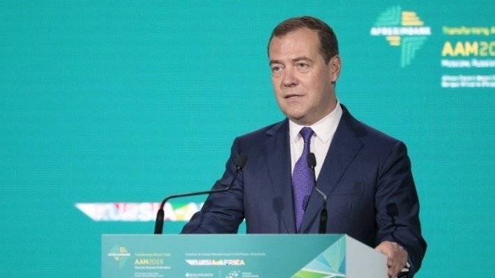 Медведев пообещал подумать над освобождением малоимущих от НДФЛ