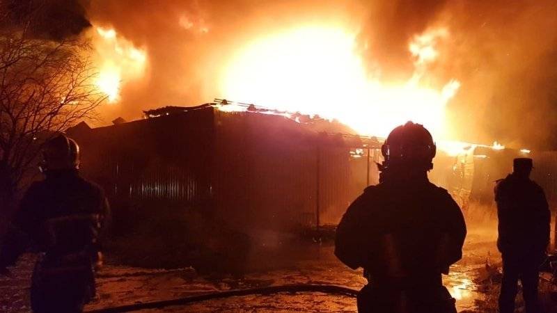 Строительный магазин загорелся в Омской области