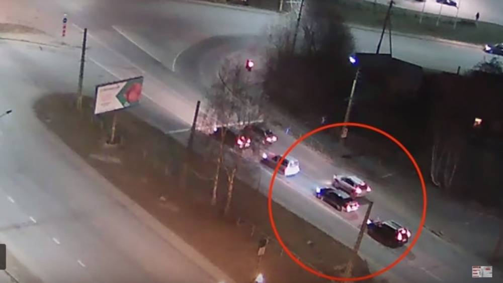 В Петрозаводске водитель на Lexus заснул на светофоре и спровоцировал пробку
