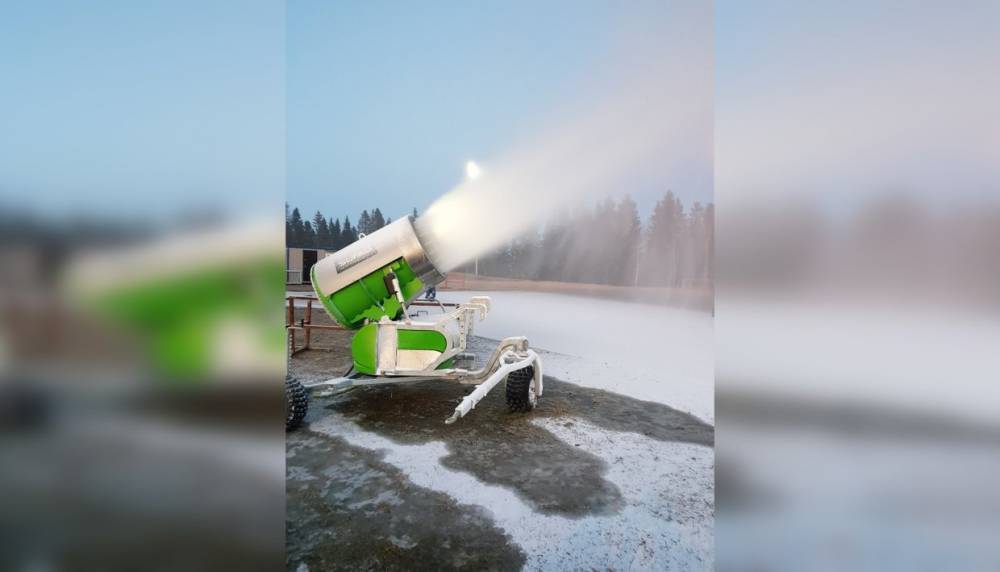 В Петрозаводске наморозили лыжню из искусственного снега