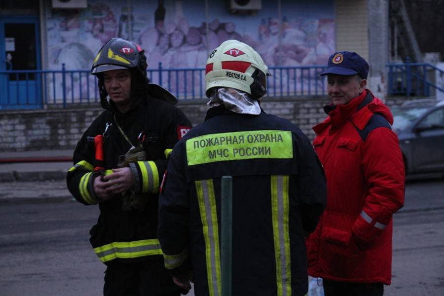 Крупный пожар охватил магазин "МебельГрад" в Иркутске