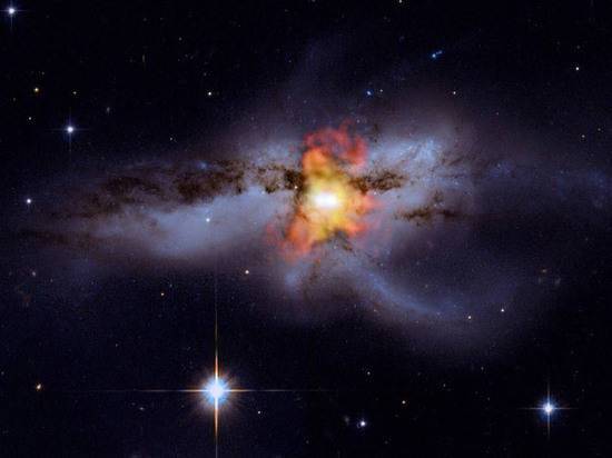 Обнаружена галактика с тремя сверхмассивными черными дырами