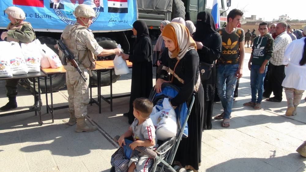 Российские военные в Сирии оказывают помощь беженцам, возвращающимся в Пальмиру