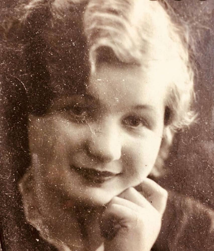 Пугачёва показала архивное фото своей матери