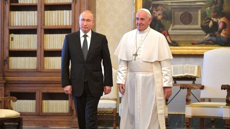Папа Римский поприветствовал Путина из самолета, пролетая над Россией
