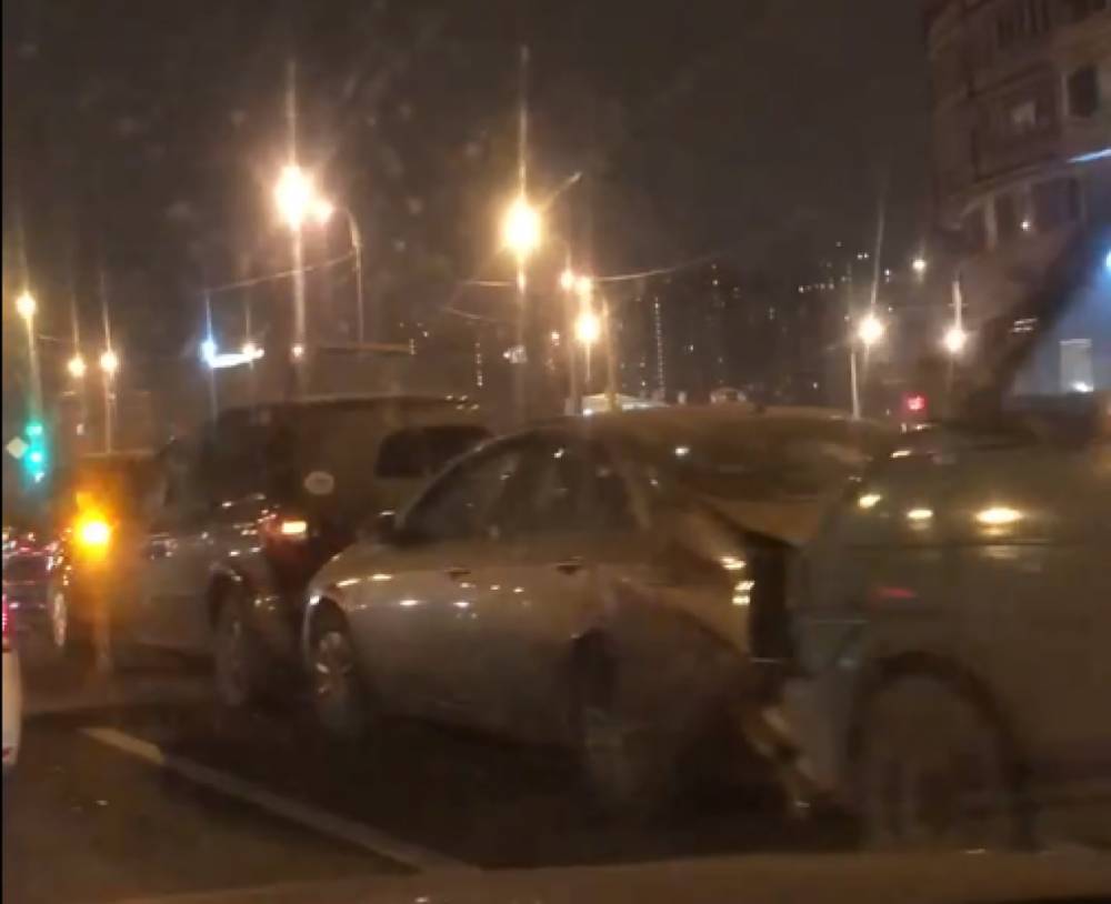 «Паровозик» из пяти машин заморозил движение по проспекту Славы