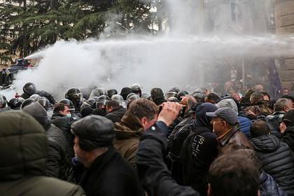 Спецназ разогнал митинг в Тбилиси водометами