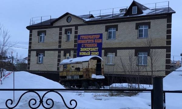 В Салехарде губернатора Ямала попросили помочь с отоплением - вывесили плакат на доме