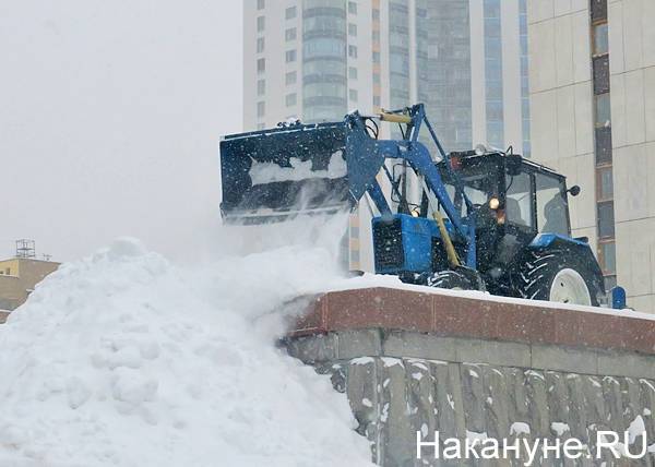 В Екатеринбурге проверят организацию, чей водитель сбил пешехода во время уборки снега