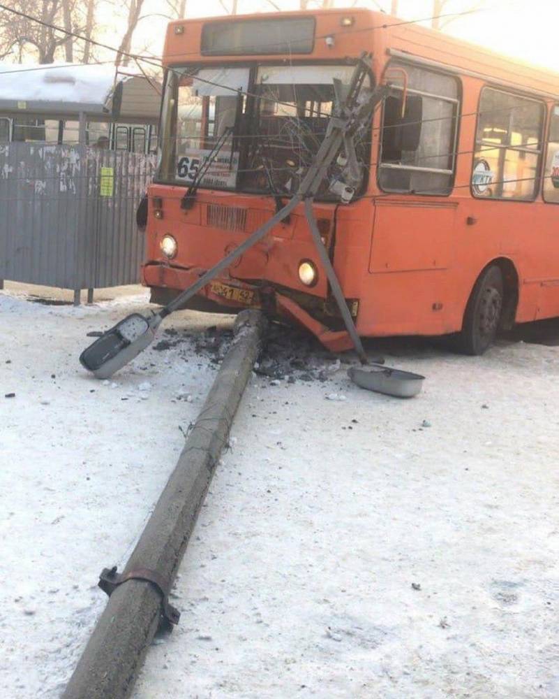 В Кемерове автобус врезался в патрульный автомобиль и снёс опору освещения