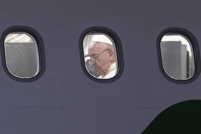 Папа Римский, пролетая над Россией, помолился за нас