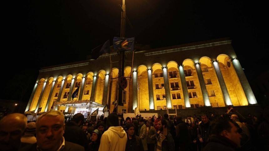 Участники массовой акции протеста в Тбилиси заблокировали здание правительства