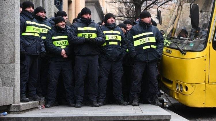 Десятки человек задержаны при разгоне протестующих у здания парламента в Тбилиси