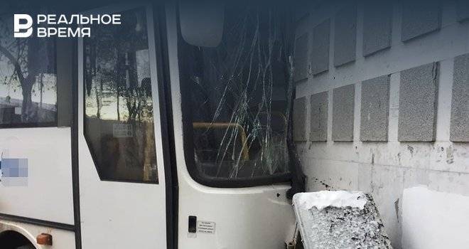 После въезда автобуса в жилой дом в Уфе за помощью медиков обратились 11 человек