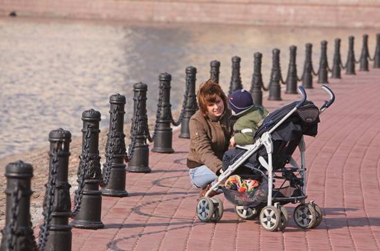 Выплату в 50 рублей по уходу за ребёнком отменяют с 1 января 2020 года
