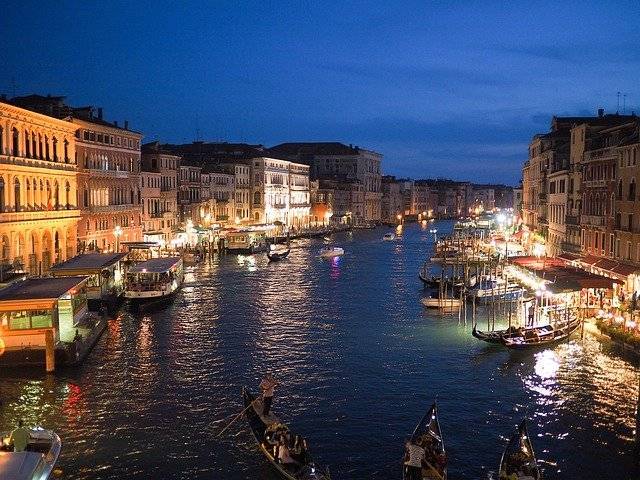Турист хотел сделать селфи в затопленной Венеции и ушёл под воду