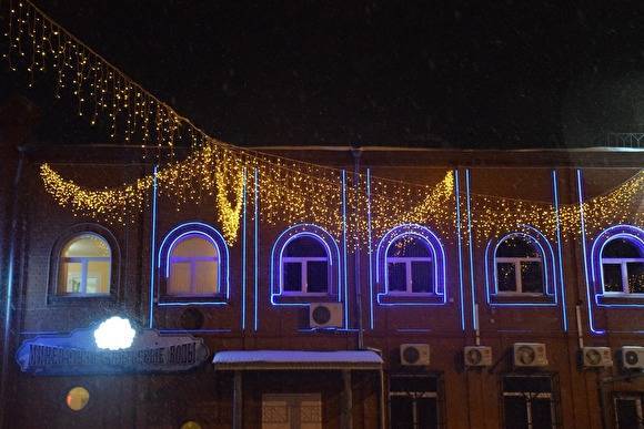 В Кургане улицы и фасады начали украшать к Новому году
