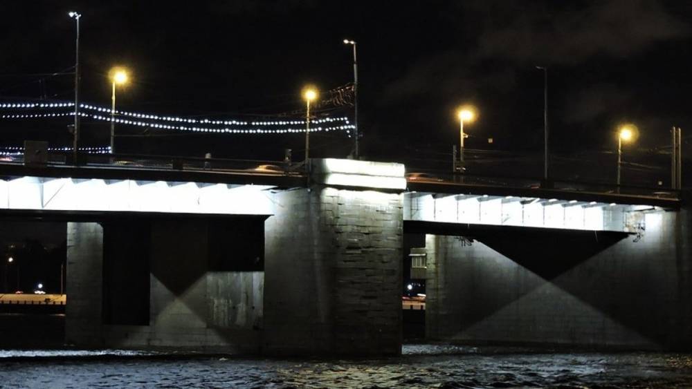 Володарский мост впервые украсят гирляндами в театральном стиле