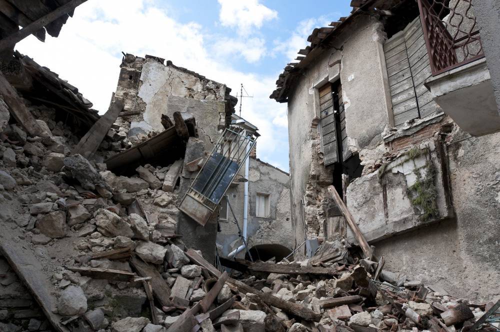 Число жертв землетрясения в Албании превысило 10