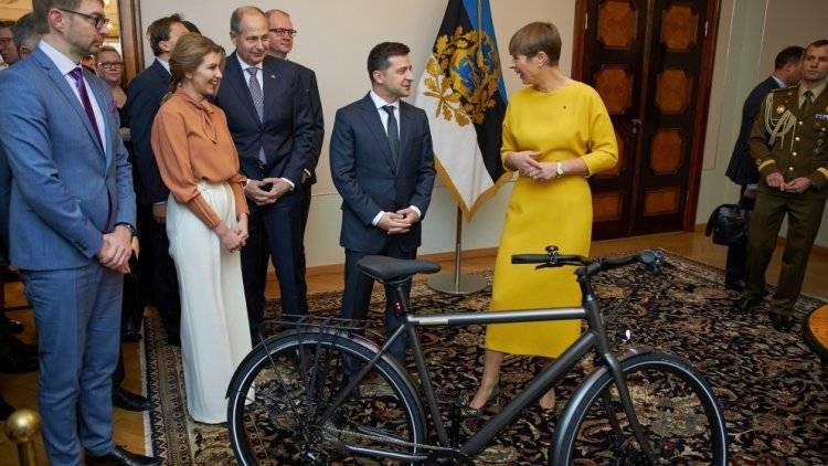 Зеленский получил велосипед в подарок от президента Эстонии