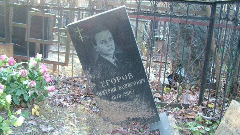 Могильный памятник сыну Кустинской рухнул на Кунцевском кладбище в Москве