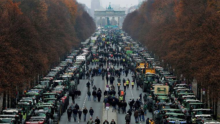Протестующие фермеры на тракторах перекрыли центр Берлина