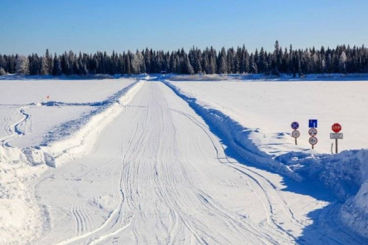 Грузовик с людьми ушел под лед на реке Лена в Якутии