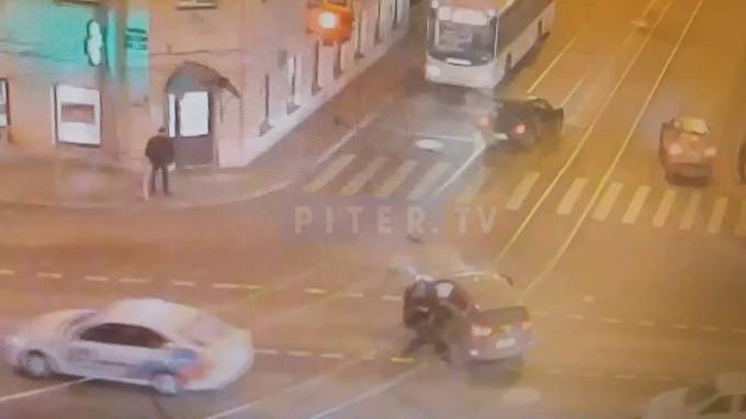 Видео: на трамвайных путях на Лиговском произошло ДТП