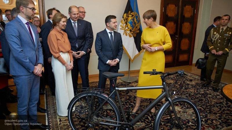 Президент Эстонии подарила Зеленскому велосипед "Слуги народа" с тонким намеком