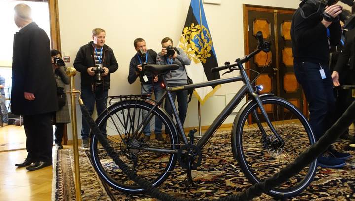Президент Эстонии подарила Зеленскому именной велосипед и баночку меда