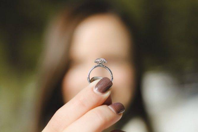 Ревнивый жених запретил невесте носить любимые кольца, чтобы они не «затмевали» обручальное