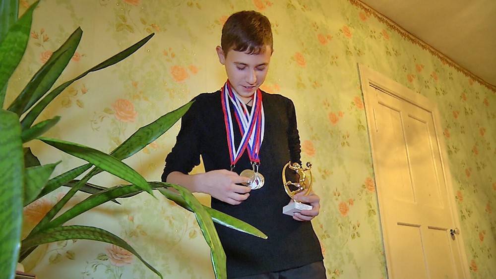 "Худенький, но герой": в Иркутске наградили подростка, спасшего девочку от насильника