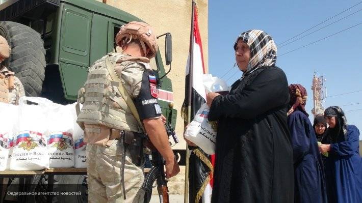 Российские военные продолжают оказывать гуманитарную помощь сирийцам в провинции Ракка