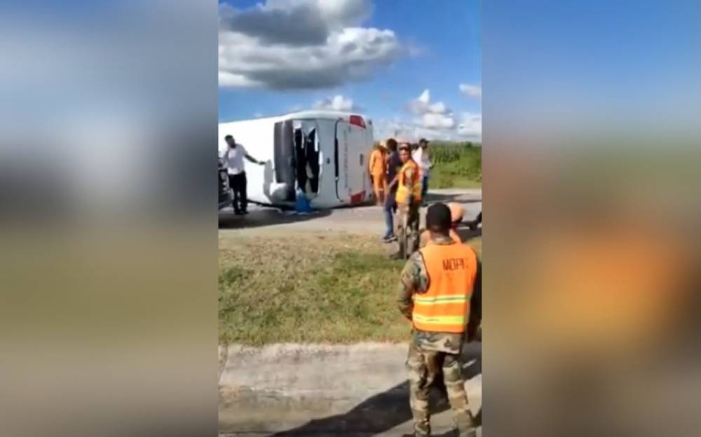 Место ДТП с перевернувшимся в Доминикане автобусом с русскими туристами попало на видео