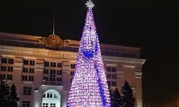 В центре Кемерово установили новогоднюю елку за 18 млн рублей. Горожане такую щедрость не оценили