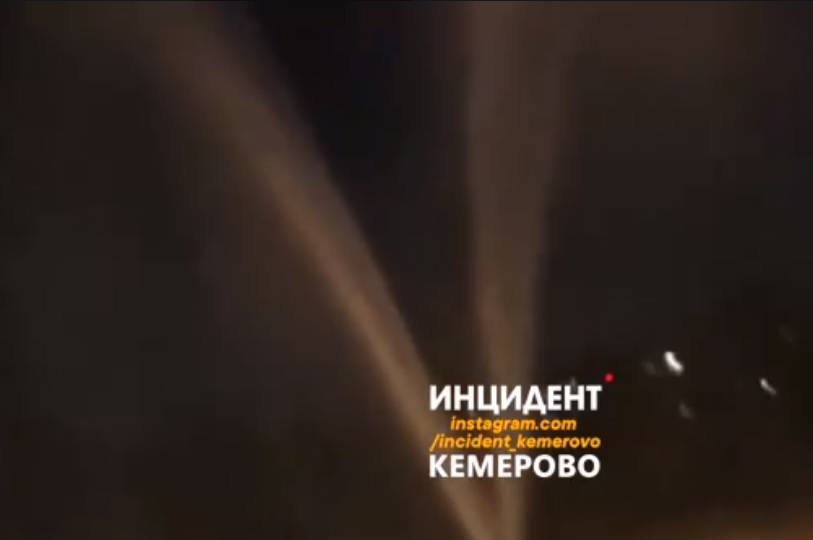 Бьющий из трубы фонтан в Кемерове сняли на видео