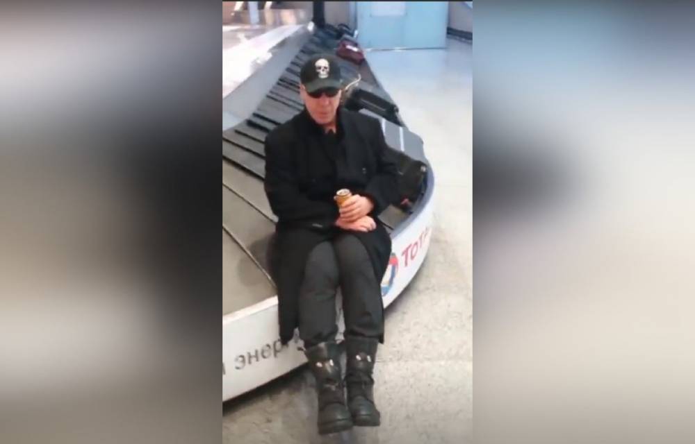 Музыкант из Rammstein Тилль Линдеманн снял видео о своей «поездке» с багажом в Пулково
