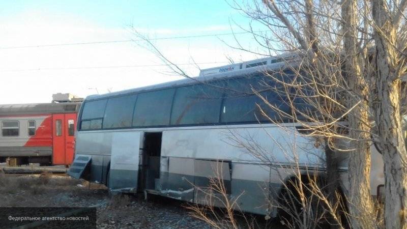 Девять человек пострадали в столкновении электрички и автобуса под Астраханью