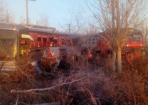 В Астраханской области автобус столкнулся с электричкой: пострадали 14 человек