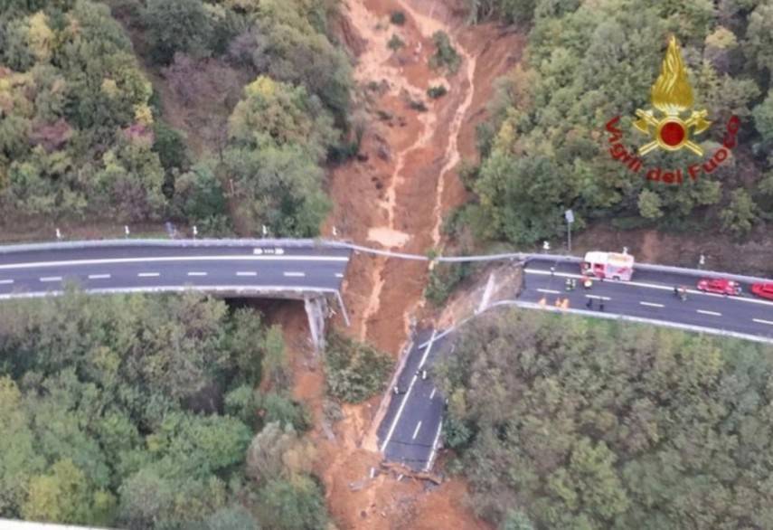 В Италии из-за сильных ливней обвалился кусок моста длиной 30 метров (Фото, Видео)