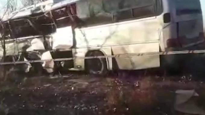 В Астраханской области автобус с пассажирами столкнулся с электричкой