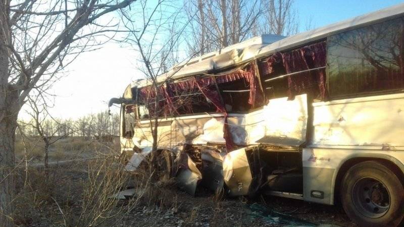 Четырех человек госпитализировали после столкновения автобуса и электрички под Астраханью