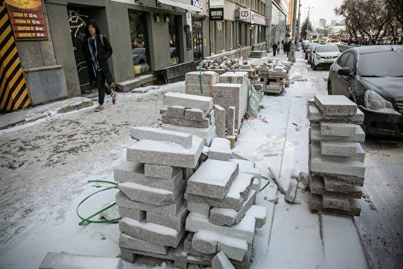В Екатеринбурге Михаил Ефремов высмеял скандальную укладку гранитных тротуаров
