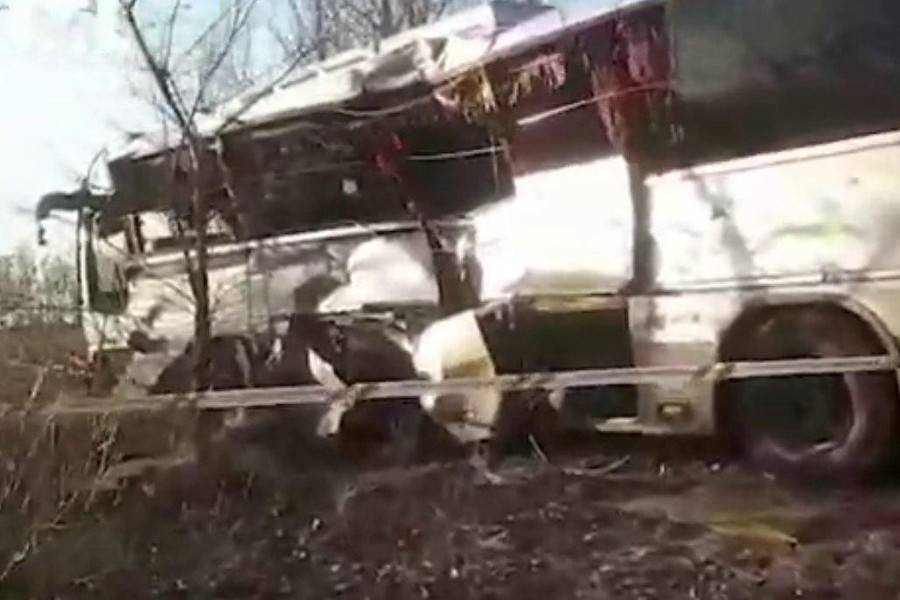 Электричка столкнулась с автобусом в Астраханской области