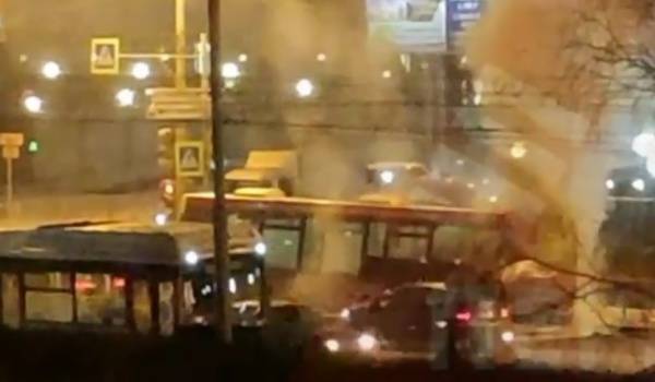 В Перми на остановке "Гознак" загорелся автобус с пассажирами