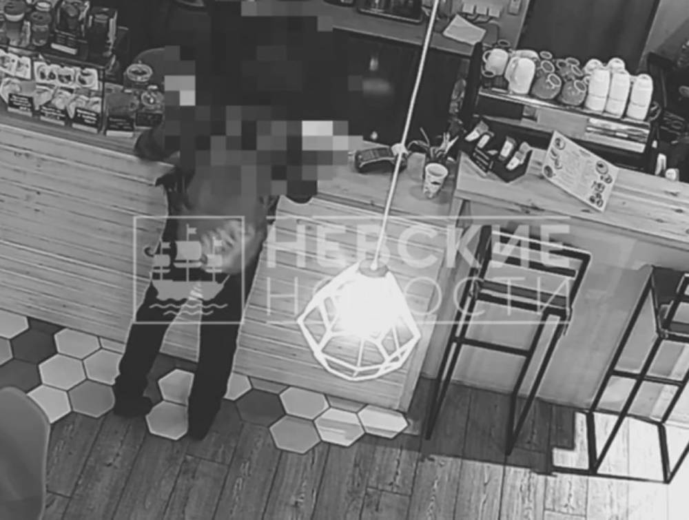 Крадущий телефоны у персонала кафе и ресторанов посетитель попал на видео