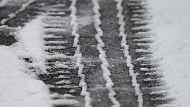 На Невском тротуары посыпали реагентами. Дороги покрыты ледяной коркой