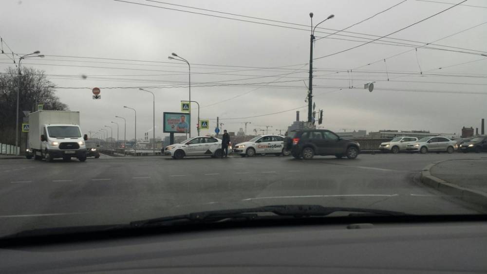 Не поделившие Гренадерский мост в Петербурге два таксиста создали помеху движению